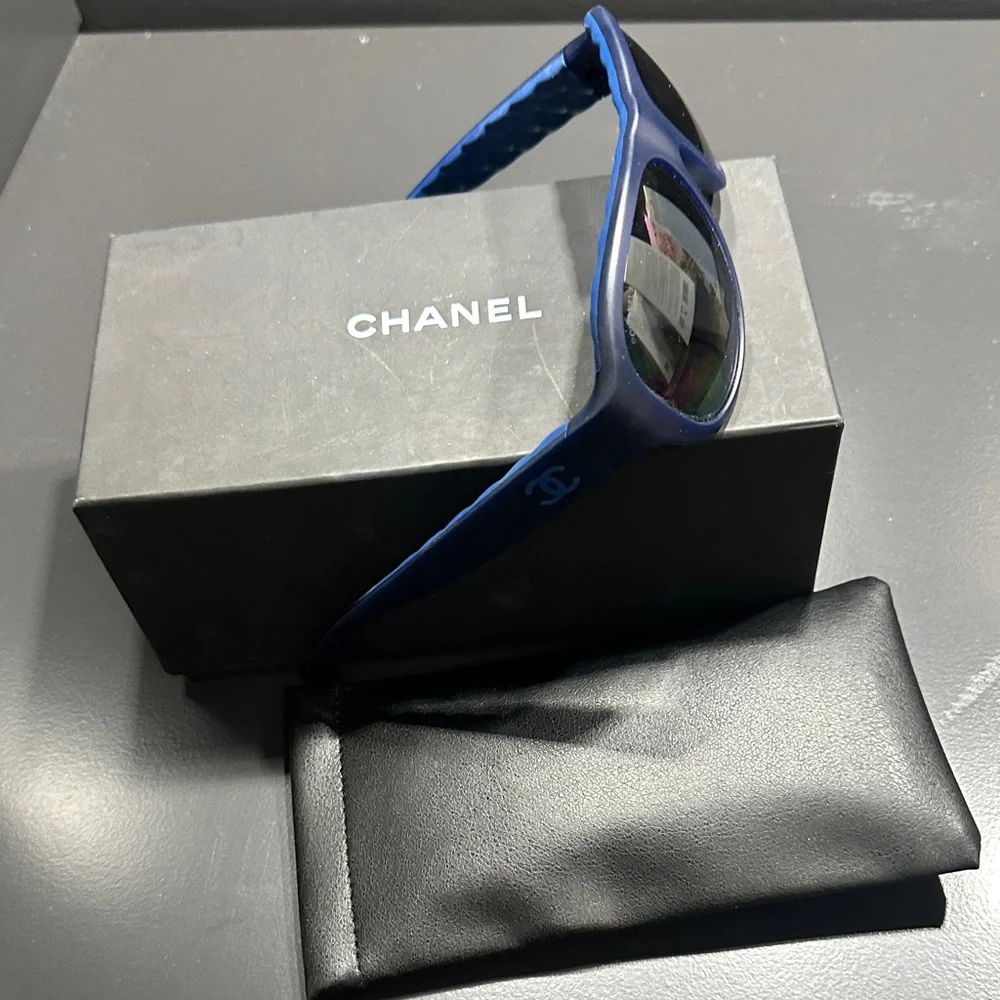 CHANEL Sunglasses in Navy Blue with Royal blue accents - Picture 3 of 8